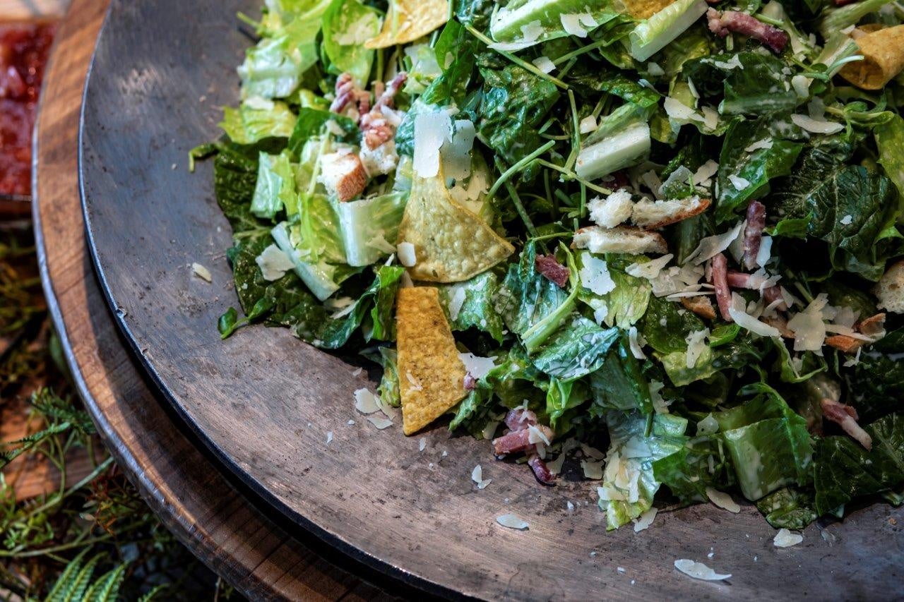 緑野菜とだて牛乳、北海道産チーズのシーザーサラダ