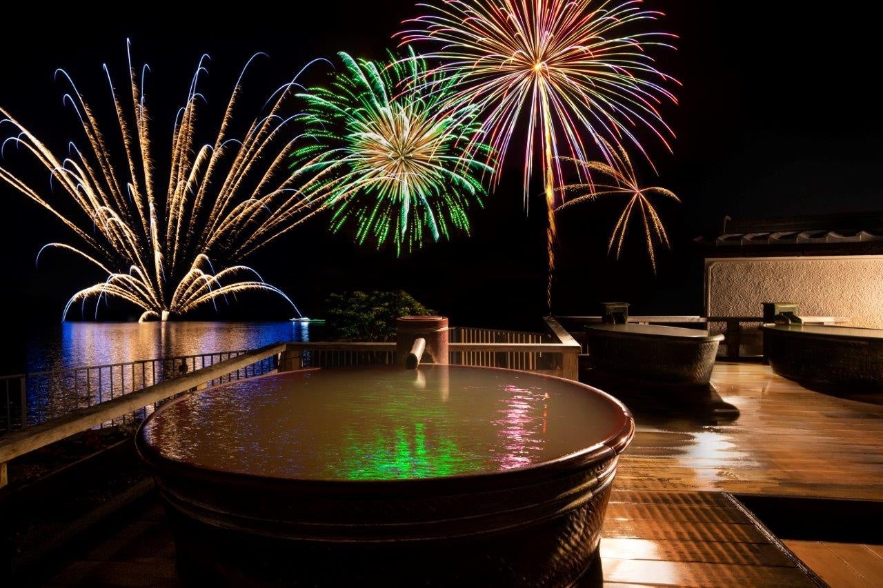 露天風呂から楽しむ花火