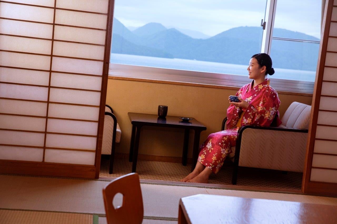 色浴衣を着てゆっくり寛ぐ