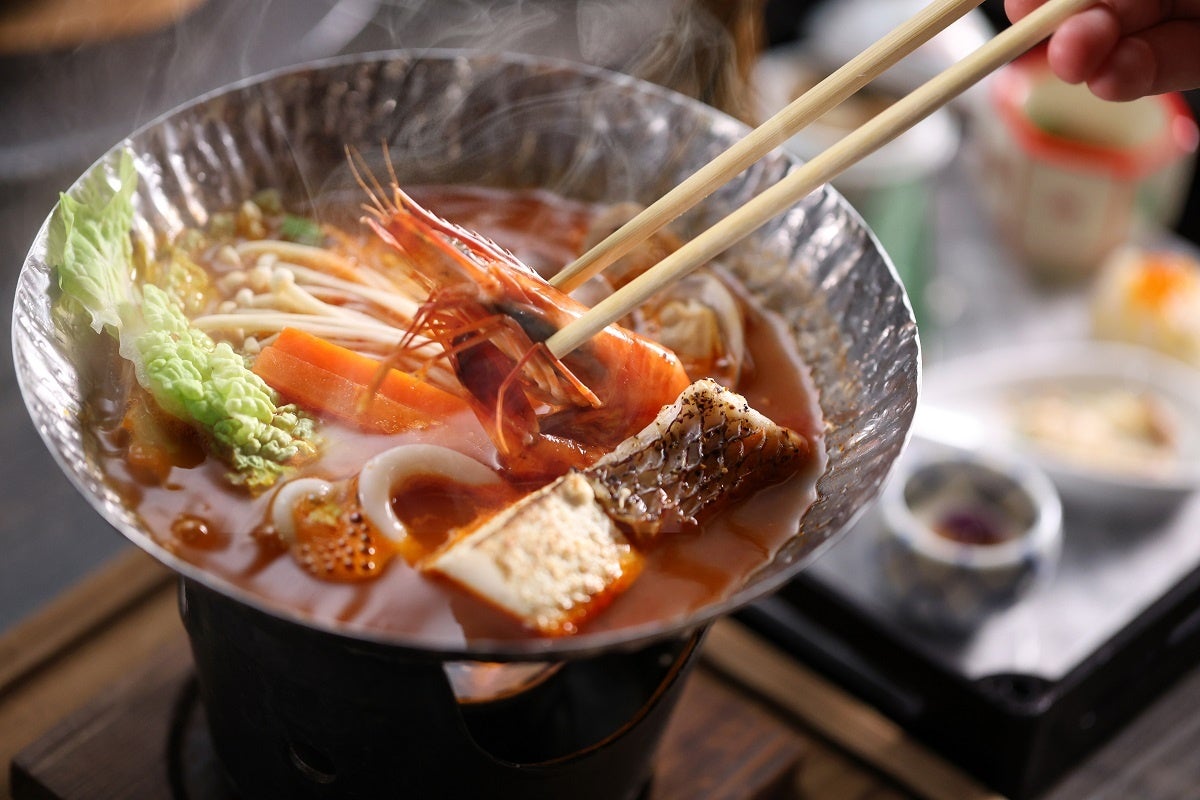 熱々なお鍋は味変も楽しめます