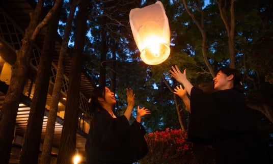 一夜の灯りが、旅の記憶になる。100年の時を重ねた日本庭園で楽しむ、啄木亭のランタン体験【函館/湯の川温泉】 一夜の灯りが、旅の記憶になる。100年の時を重ねた日本庭園で楽しむ、啄木亭のランタン体験【函館/湯の川温泉】