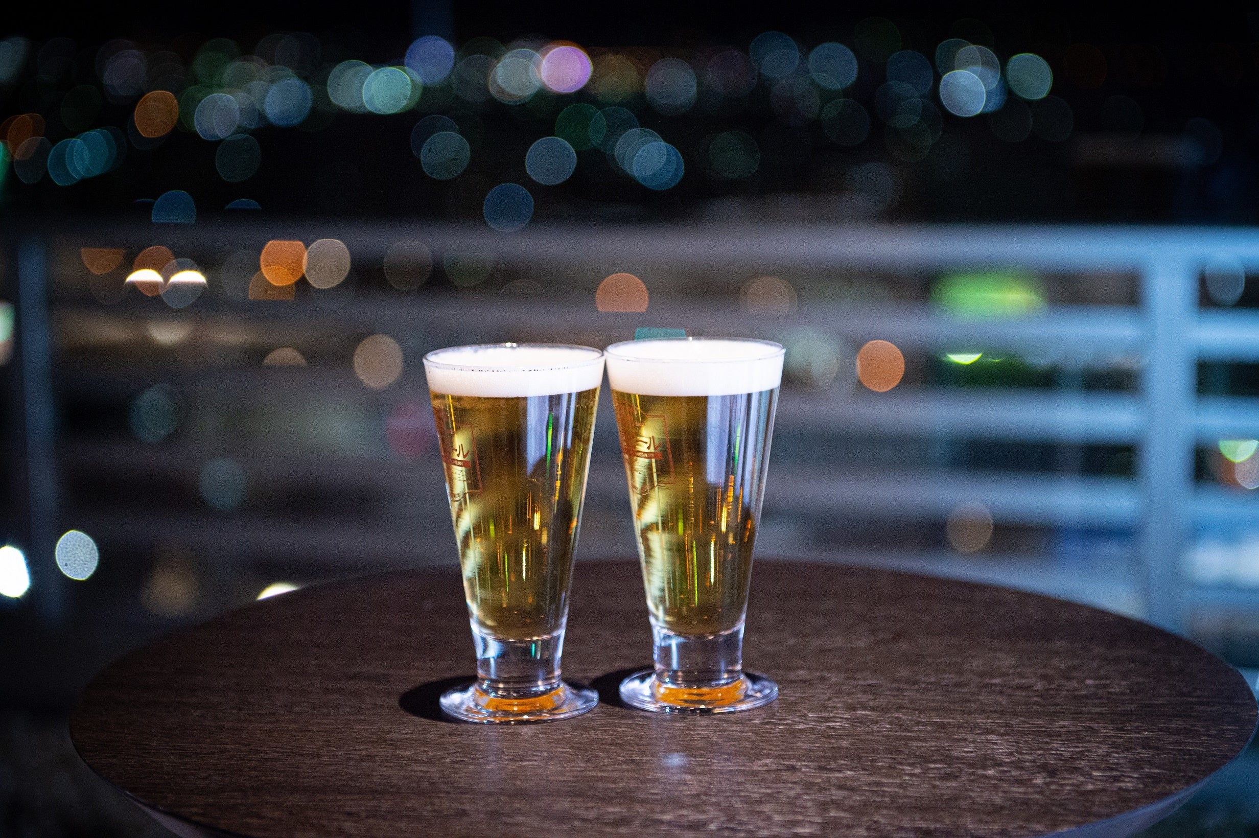 最上階のスカイラウンジでは生ビールのフリーサービス有