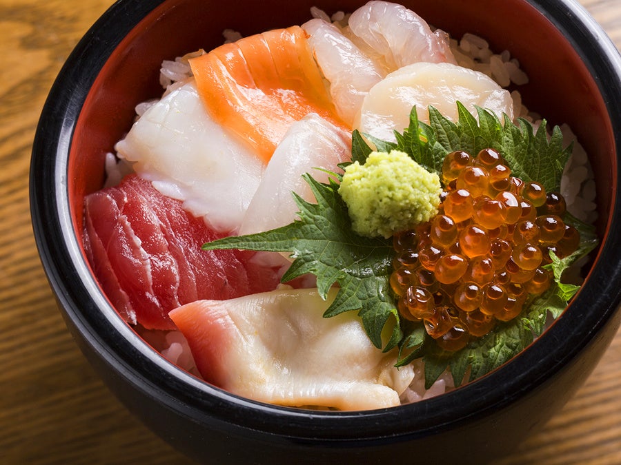 昼食は海鮮丼をお楽しみください※画像はイメージです