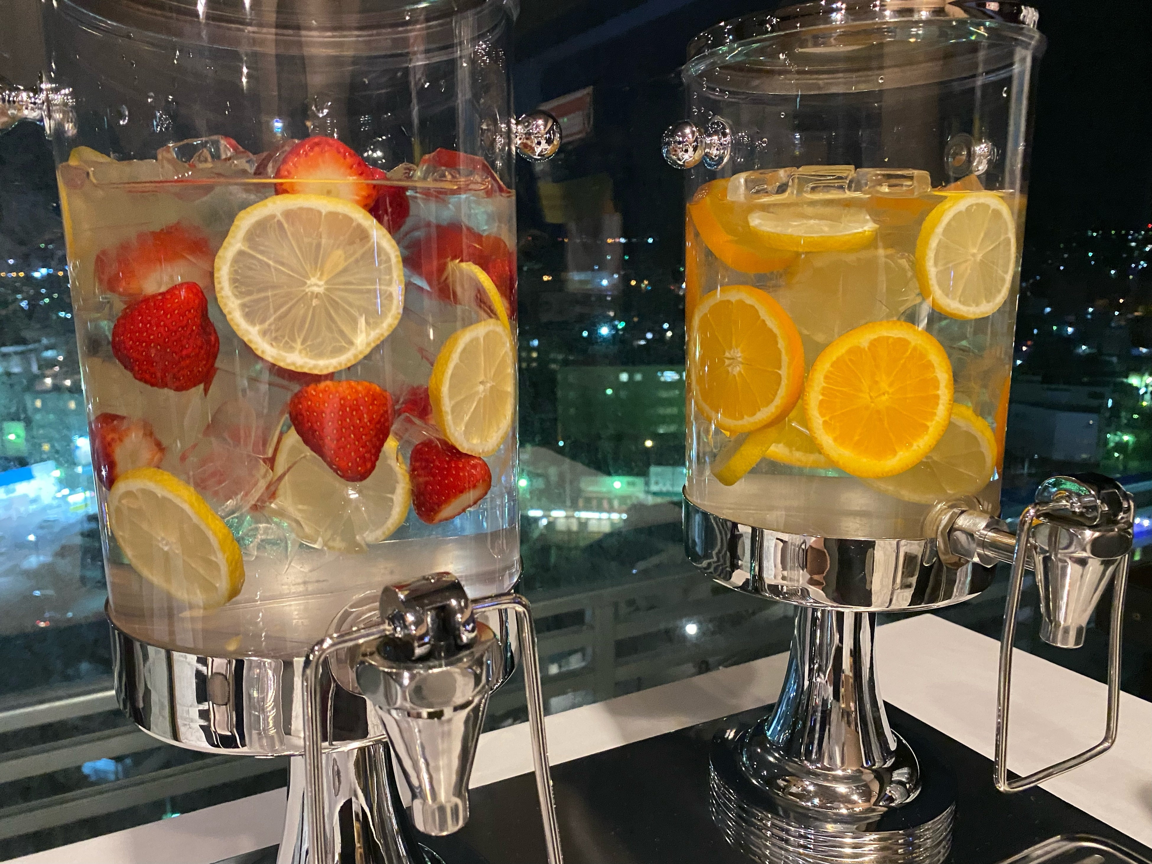 デトックスウォーター①イチゴ（生）＆レモン＆ミント風味　②オレンジ＆レモン＆ミント風味