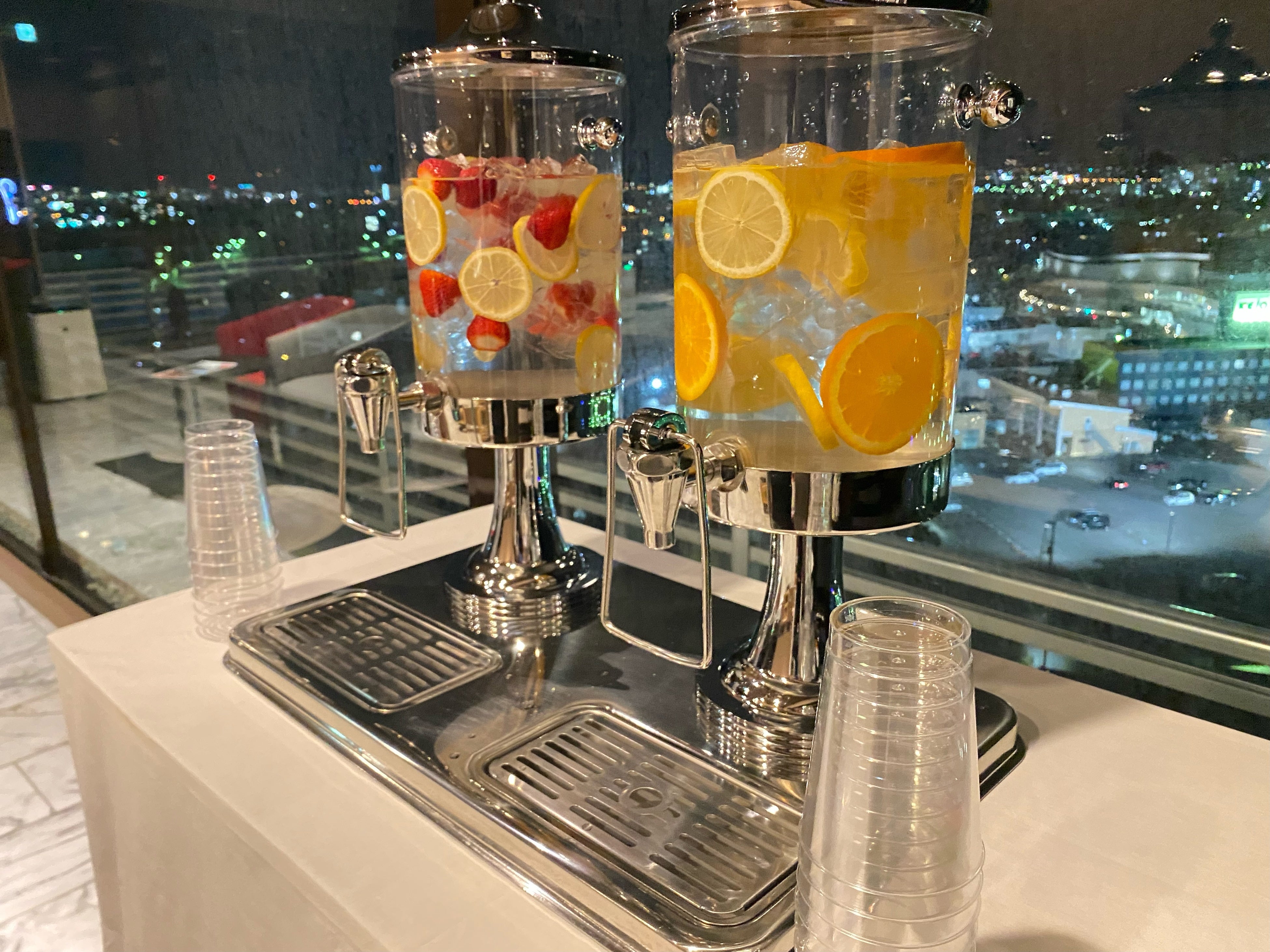 デトックスウォーター①イチゴ（生）＆レモン＆ミント風味　②オレンジ＆レモン＆ミント風味