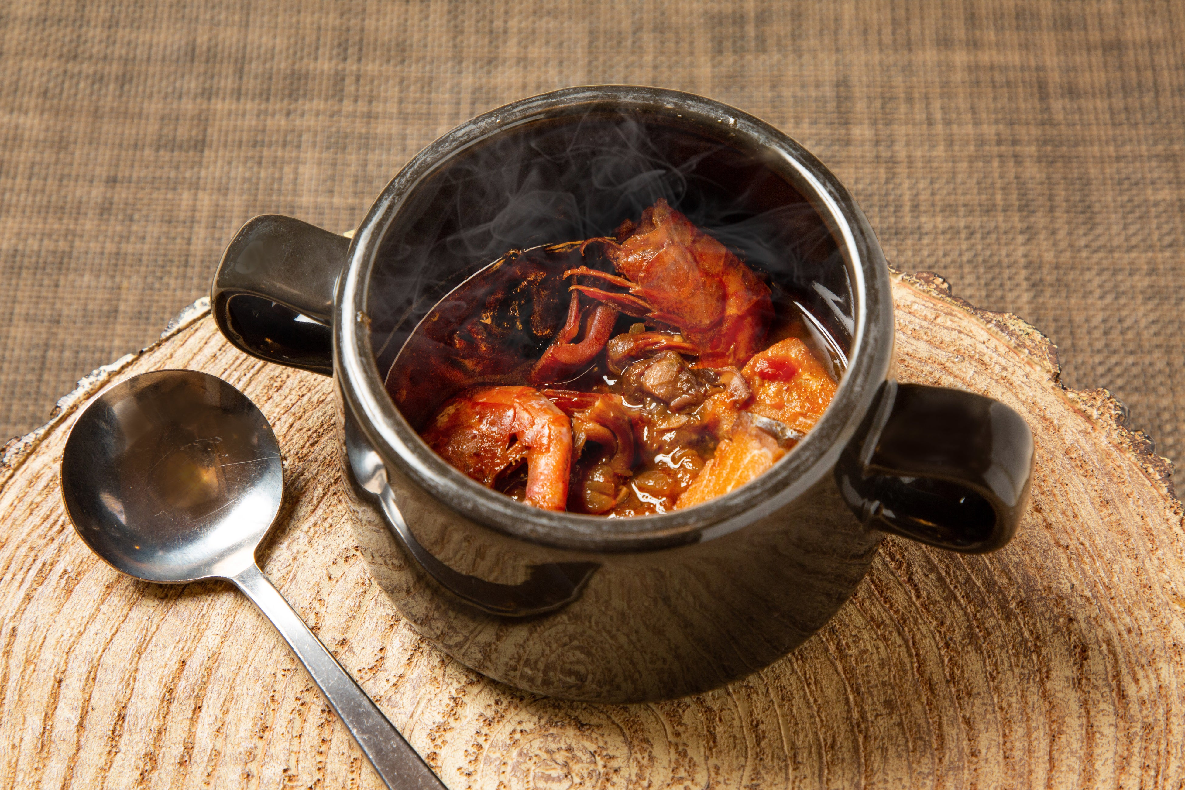 具材たっぷりのスープを熱々でお召し上がりください