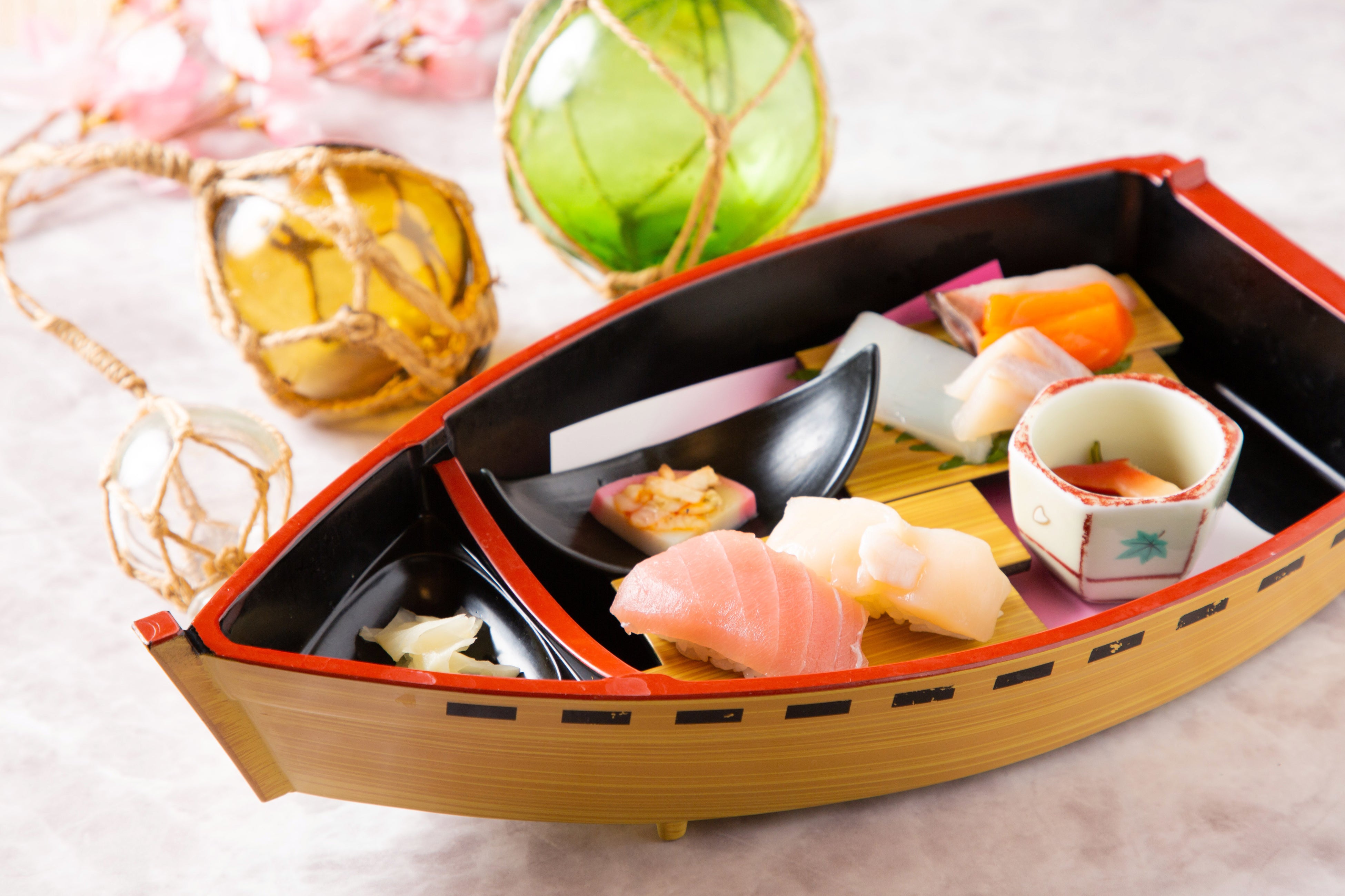 北前船には旬のお造りが彩りよく並びます