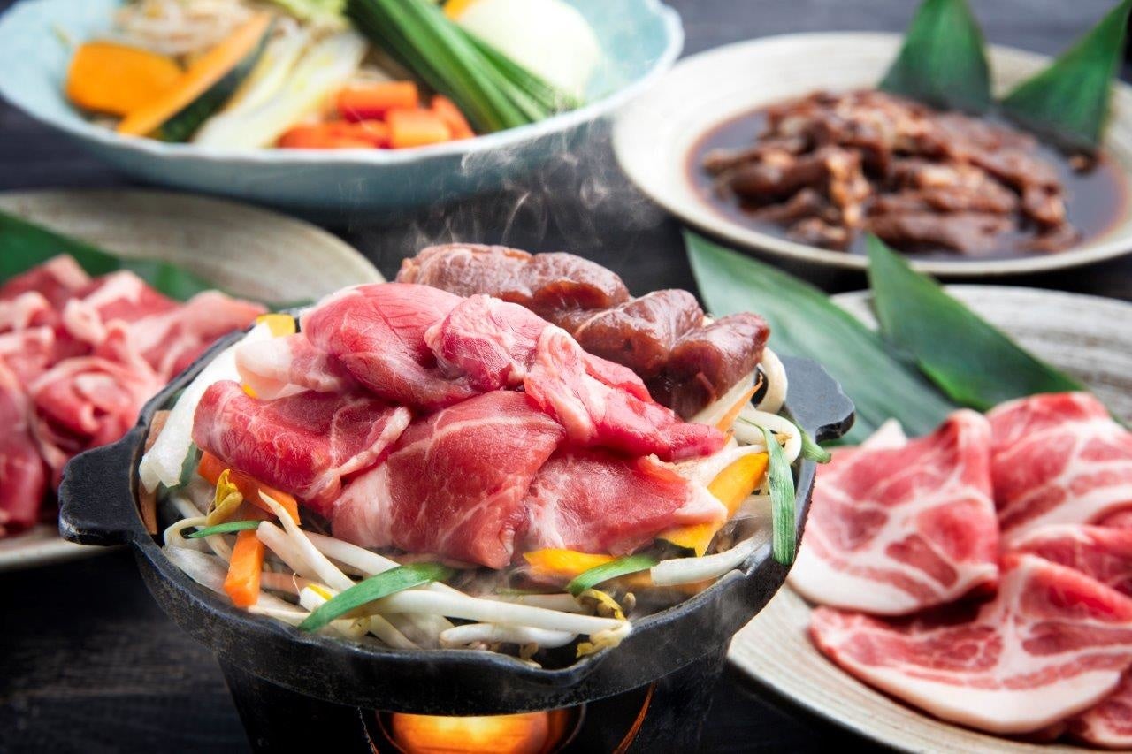 【夕食】ジンギスカン2種と豚ロースがメインのバイキング