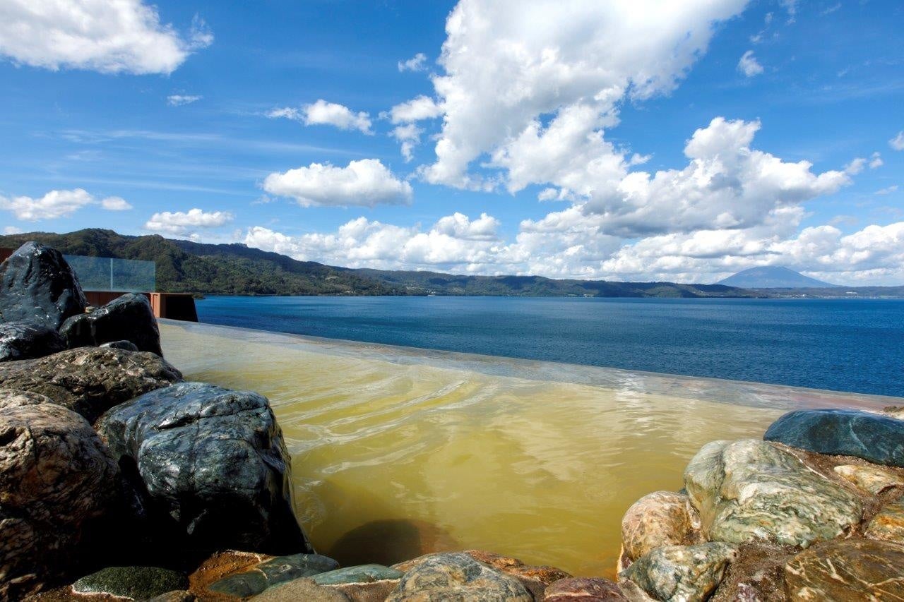 乃の風リゾート露天風呂「TENQOO」天気の良い日は羊蹄山が真正面に見え雄大な自然を感じることができます。