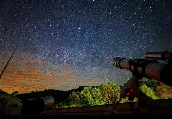 望遠鏡と天の川（イメージ）
