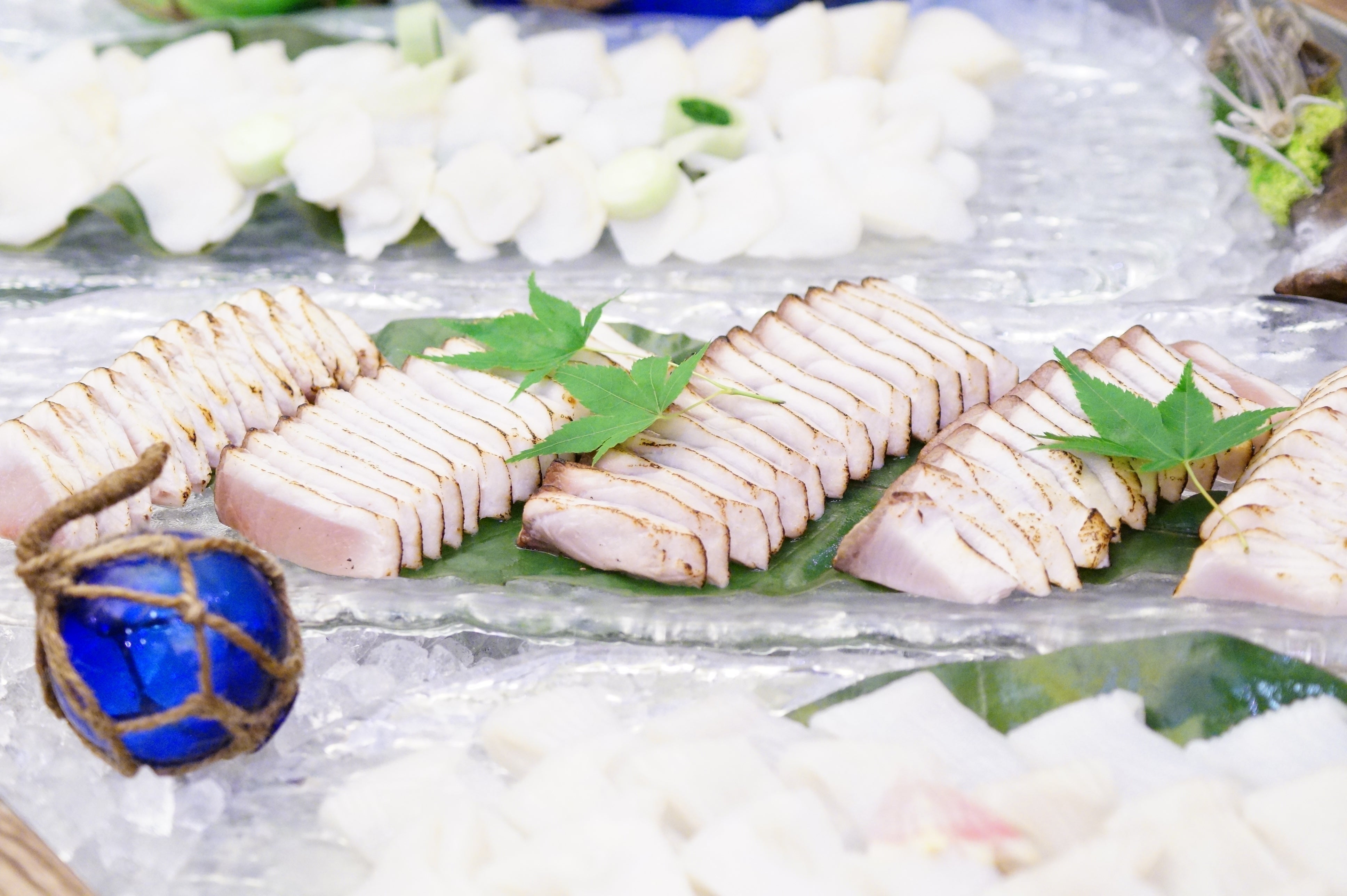 爽やかな白が映える「イカ・ブリ・カレイのお刺身」