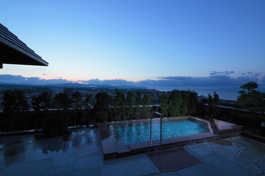 露天風呂は最上階13階にあります