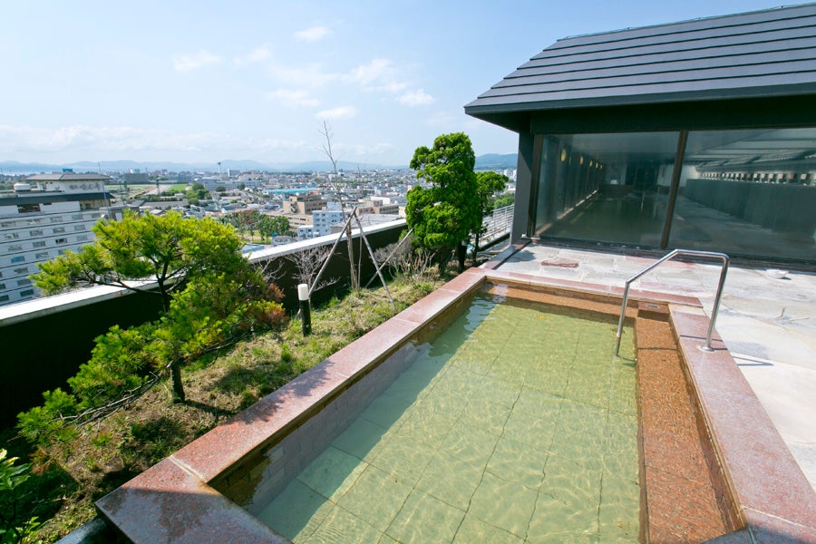 露天風呂は函館市街側を一望できます