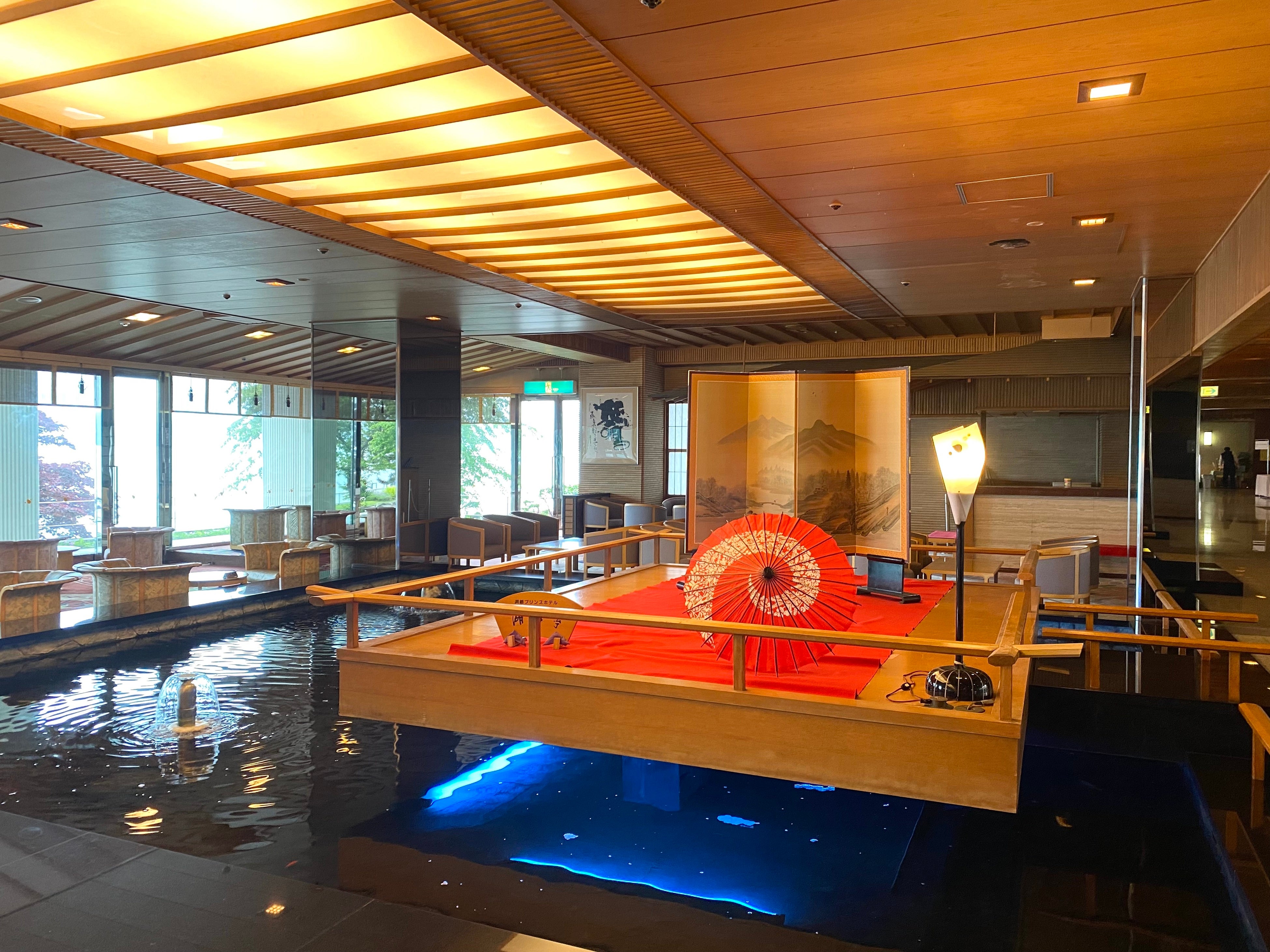 ロビー浮き舞台にも番傘が。