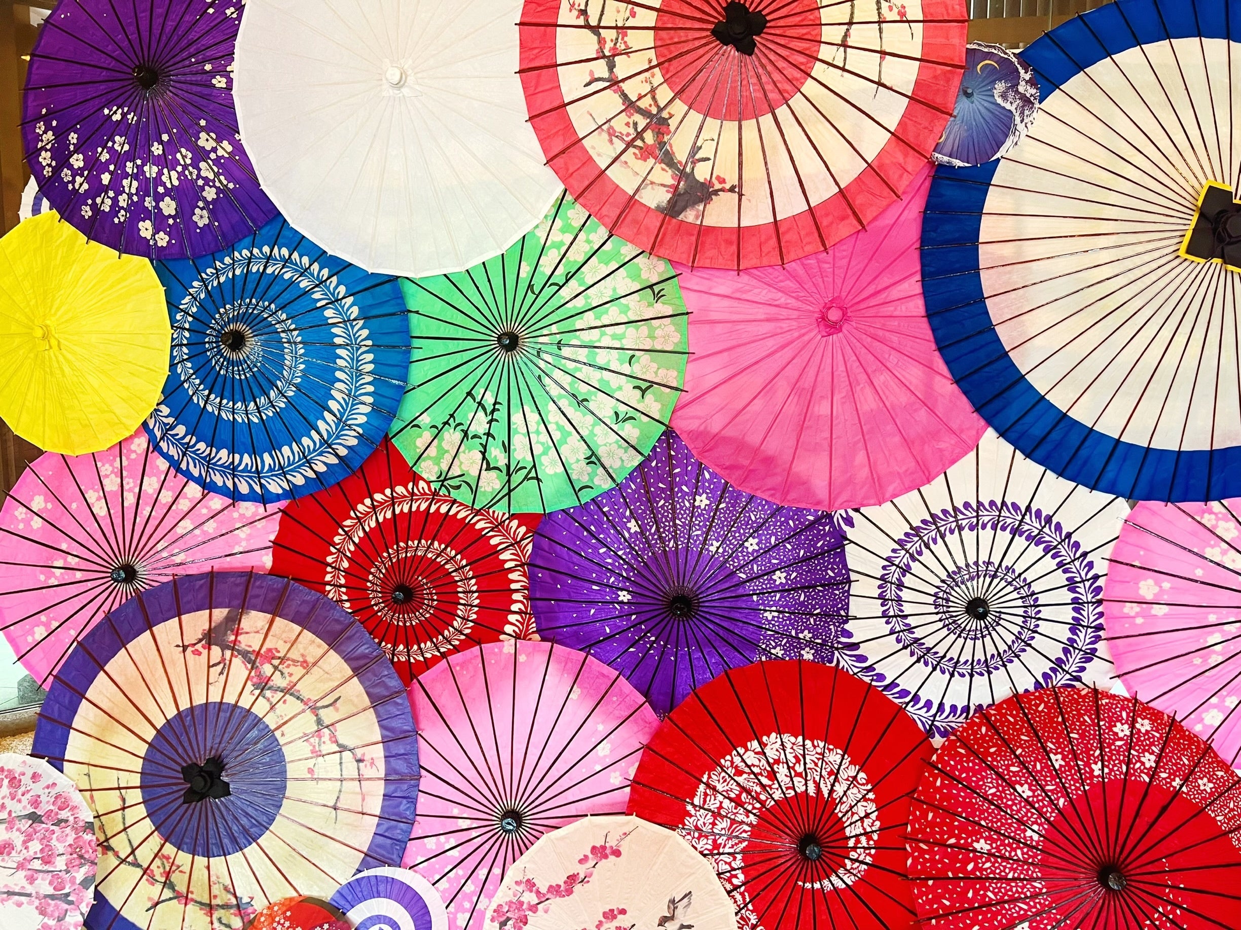 和の雰囲気漂う「番傘」がロビーを彩ります