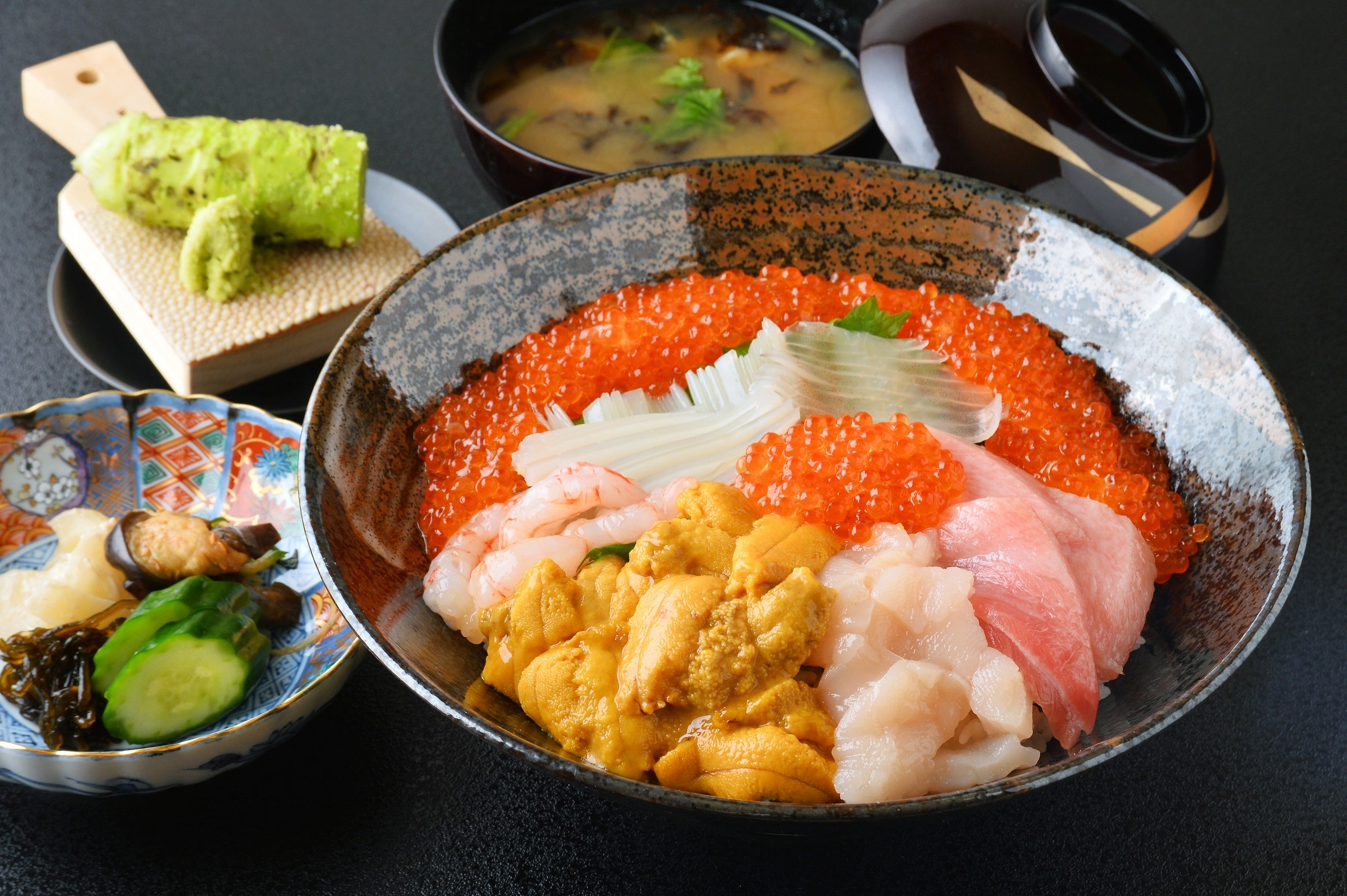 ご朝食にて提供する海鮮丼の「海宝丼」