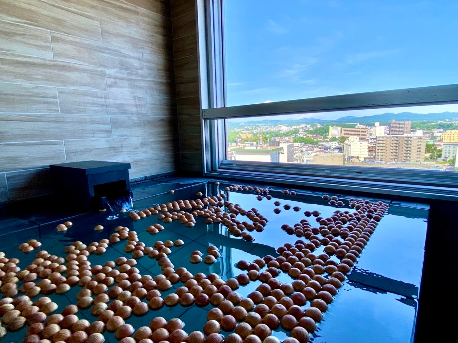 お部屋の展望風呂にて湯面いっぱいに広がる檜の湯玉