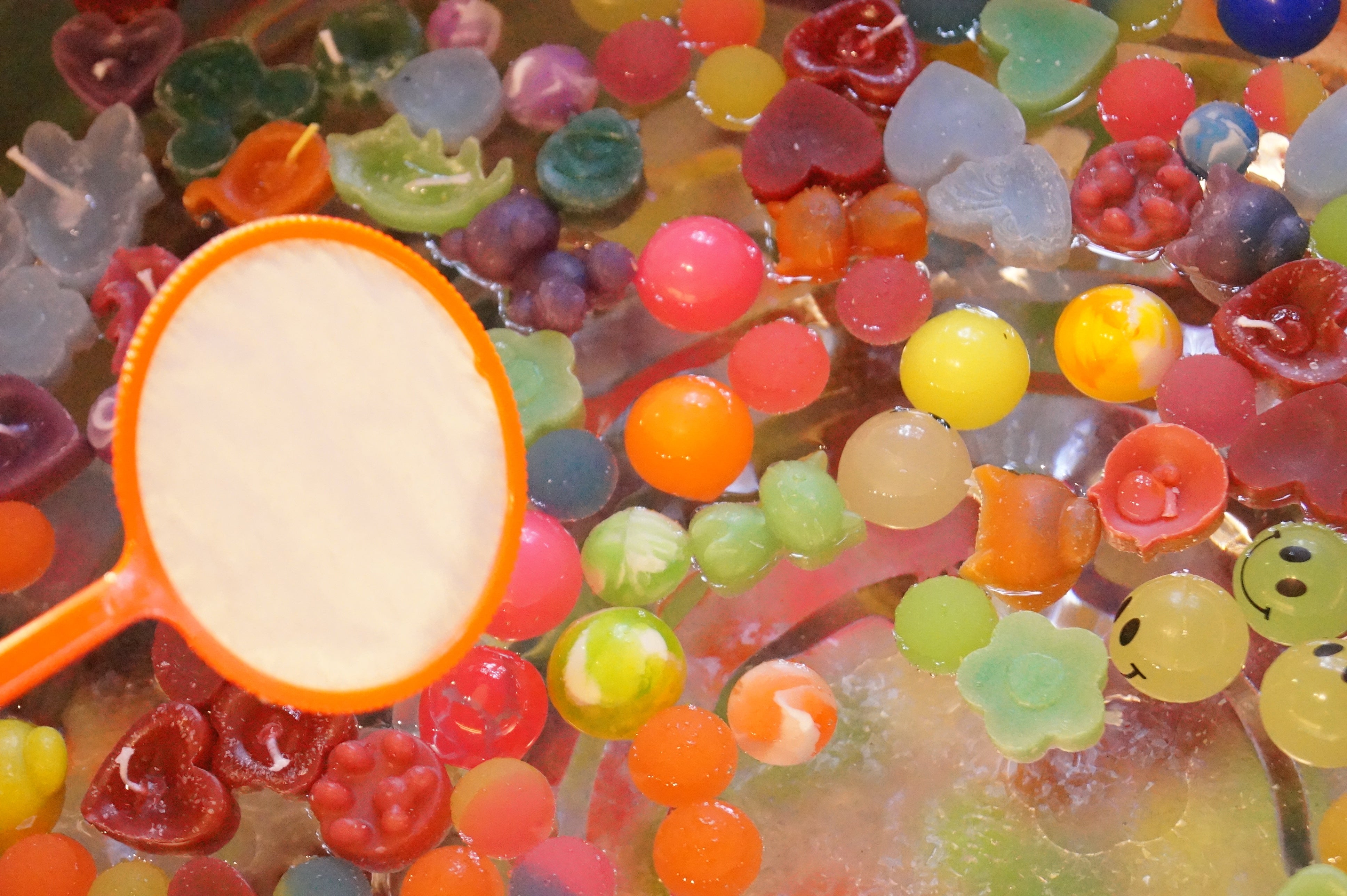 スーパーボールすくいにはスタッフ手作りのミニキャンドルも