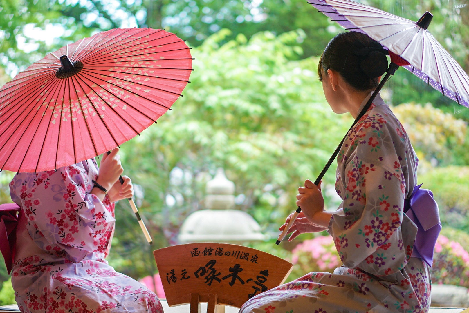 色浴衣や和傘を使って