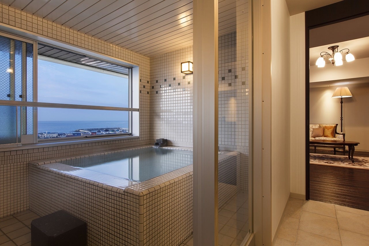 窓を開け放って海を眺めながら