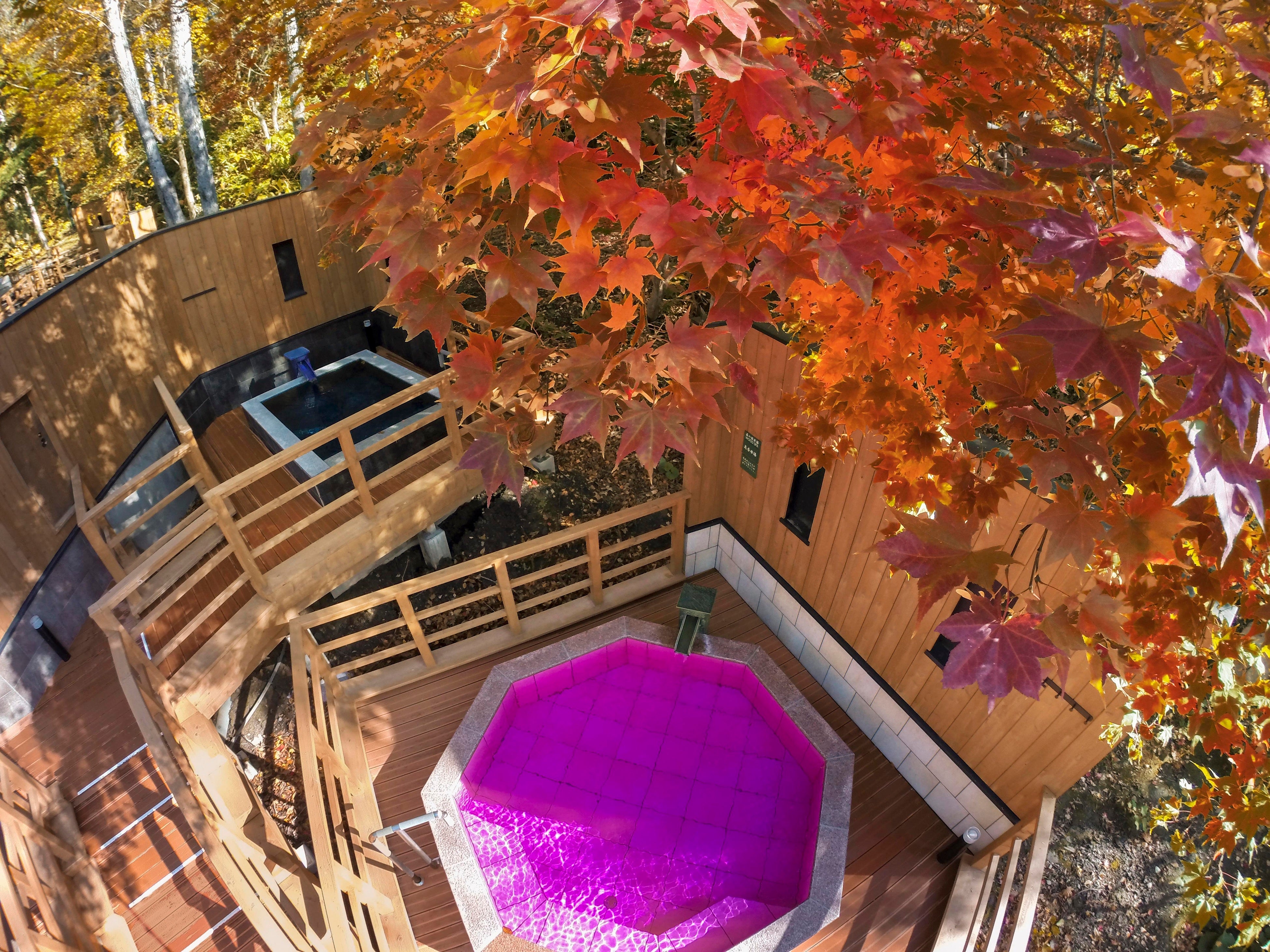 緑の風リゾート　きたゆざわ　秋の露天風呂