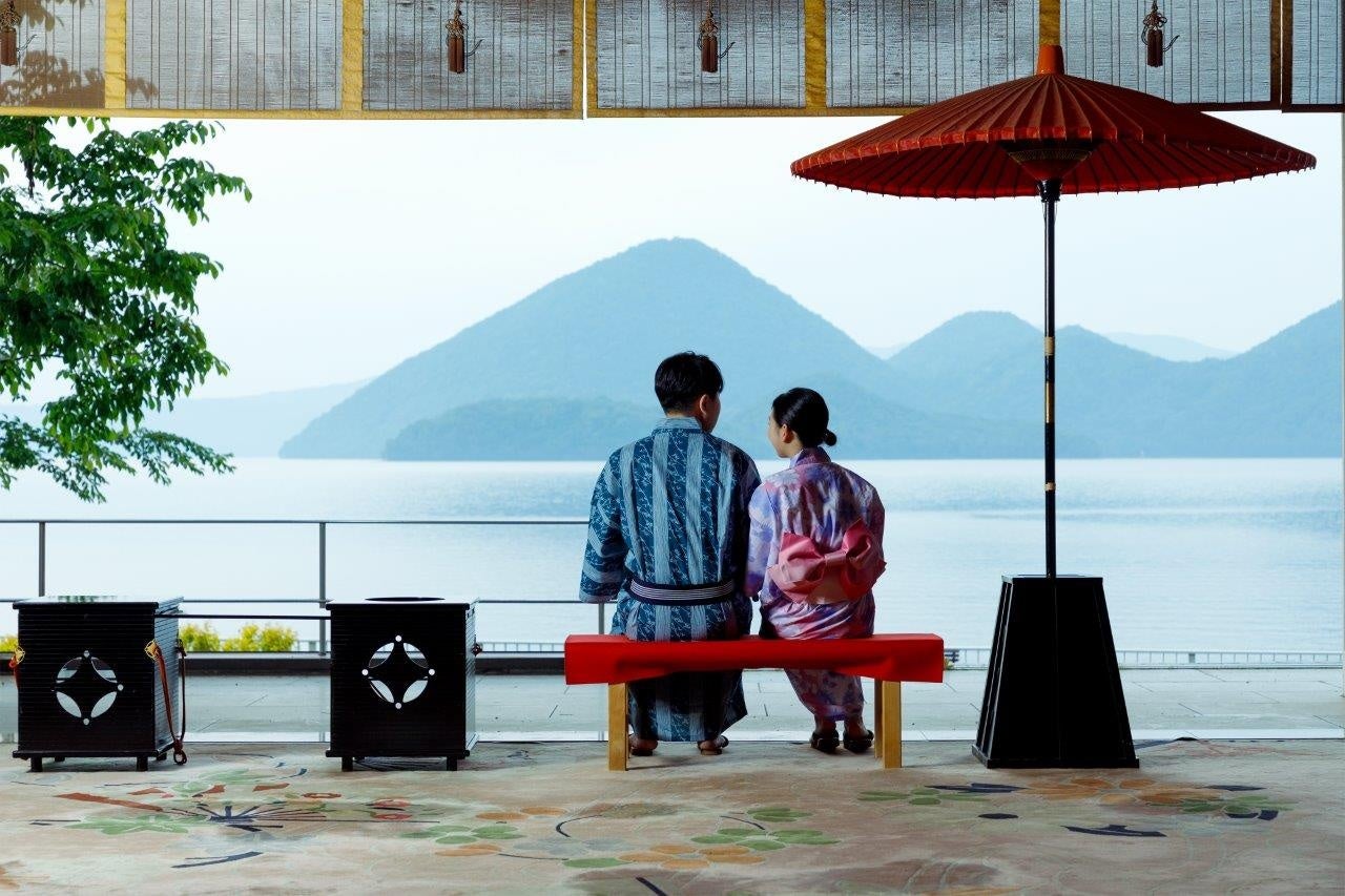 洞爺湖の絶景が広がるロビー