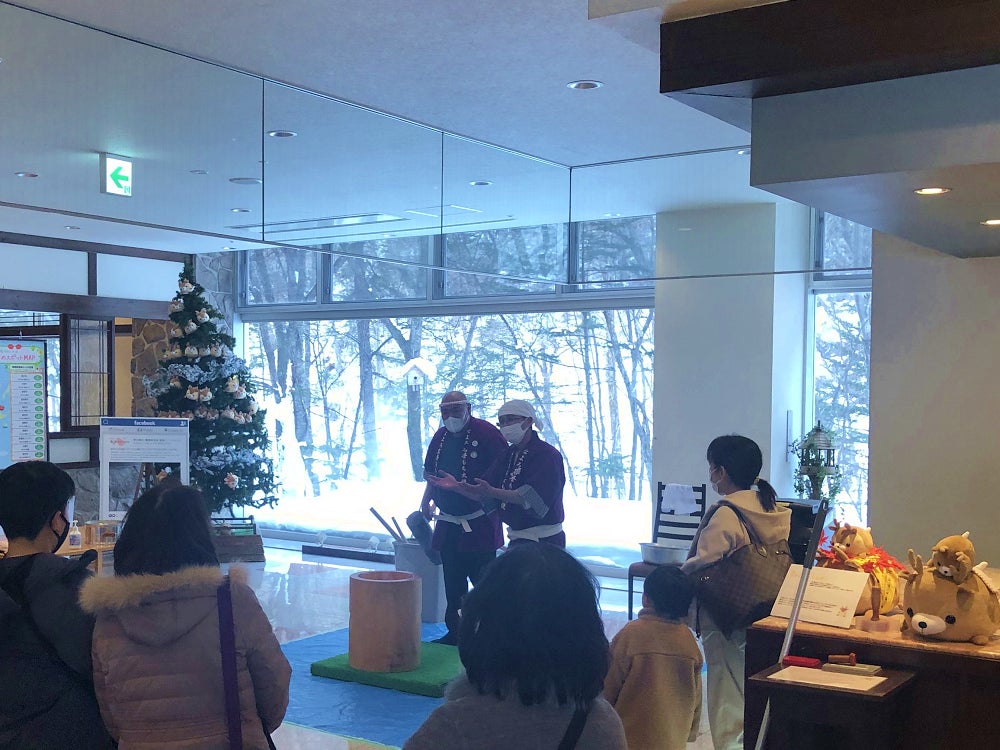 前回の餅つきもロビーにて実演を行っていただきました!