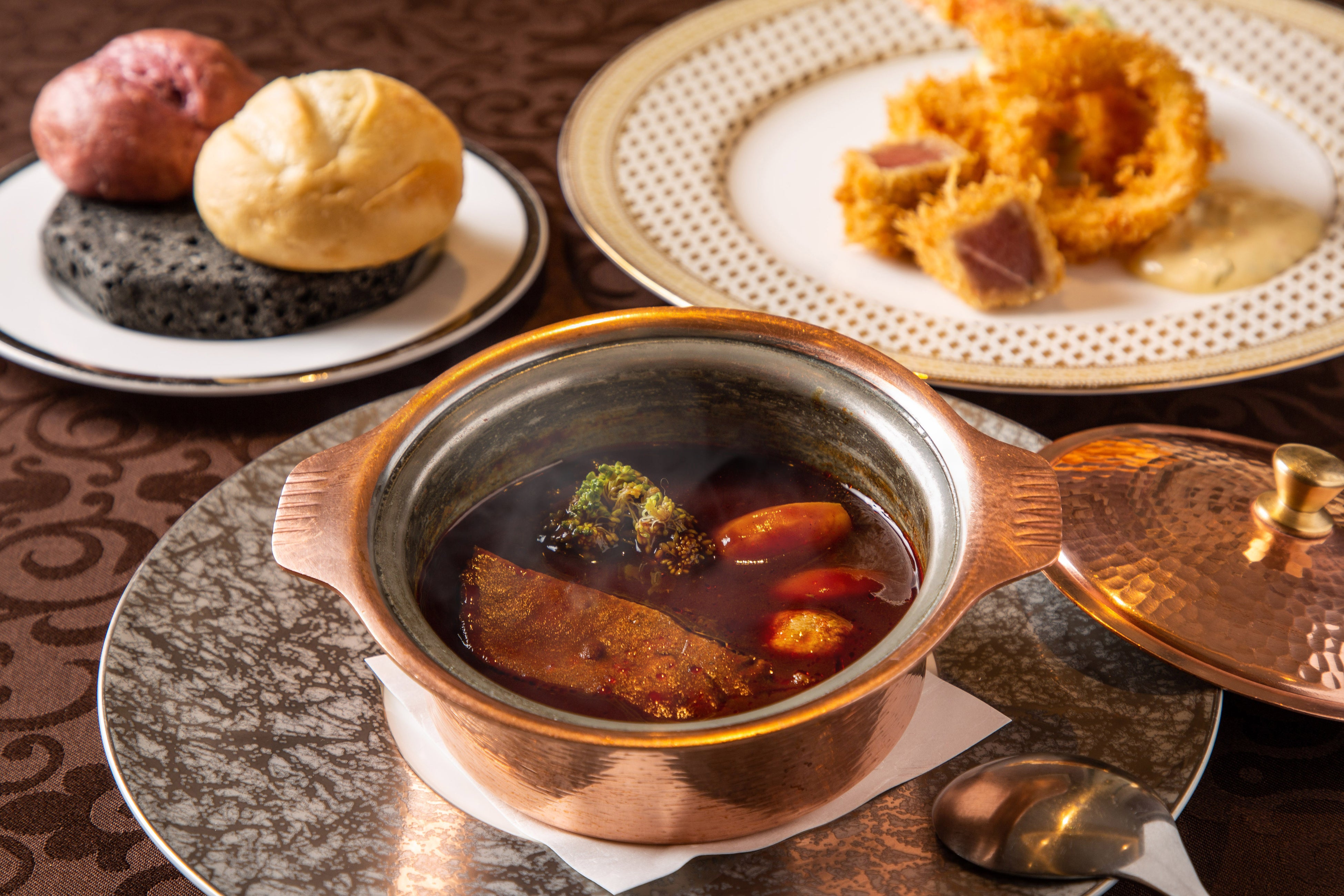 こちらも外せない赤ワインで約6時間煮込んだ「特製ビーフシチュー」