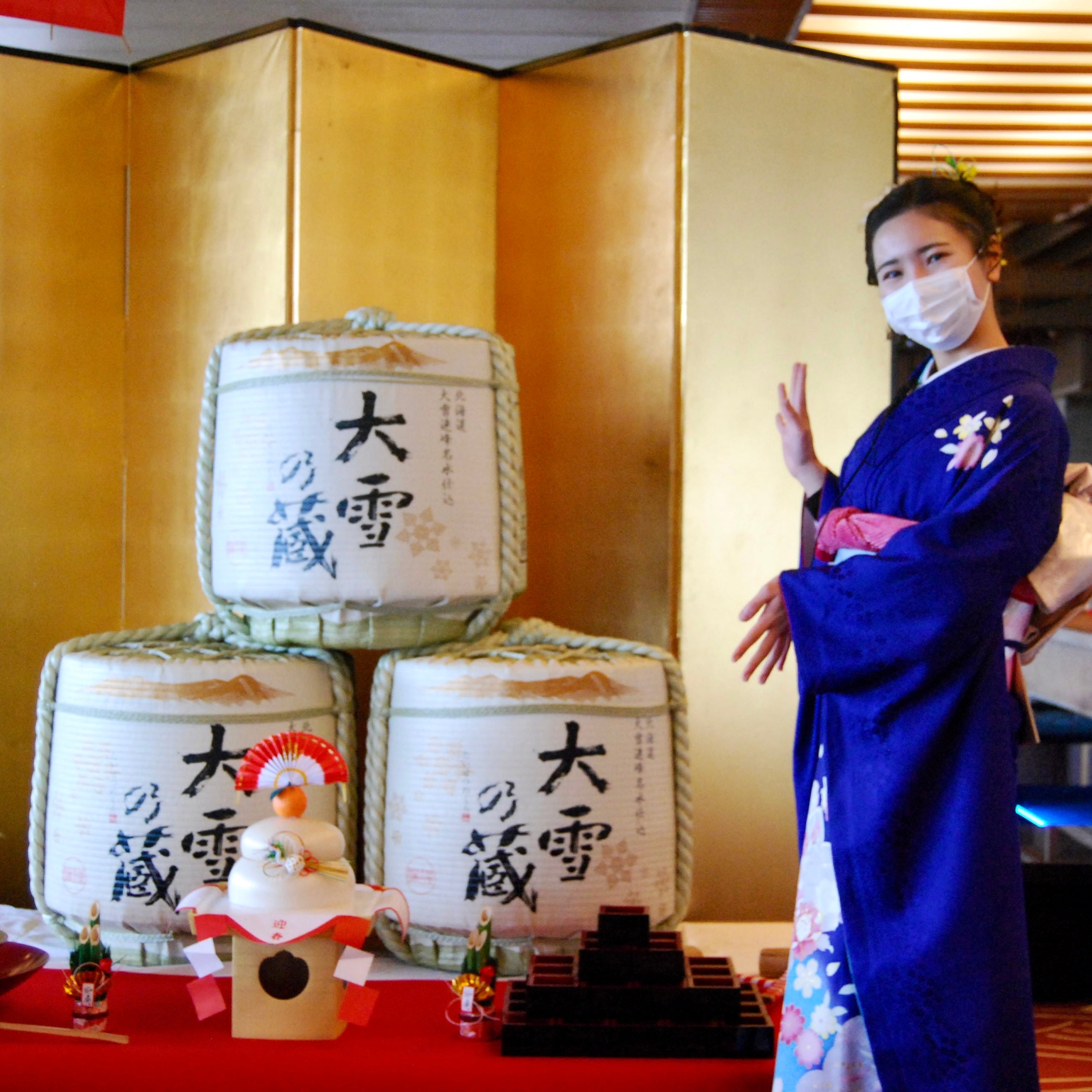 お正月は美しい振袖を来たスタッフがおもてなし