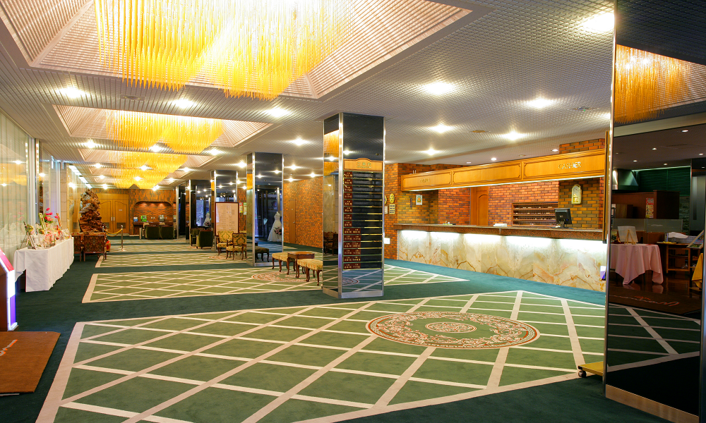 室蘭プリンスホテル正面よりお入りいただくと、右手にフロントがございます。