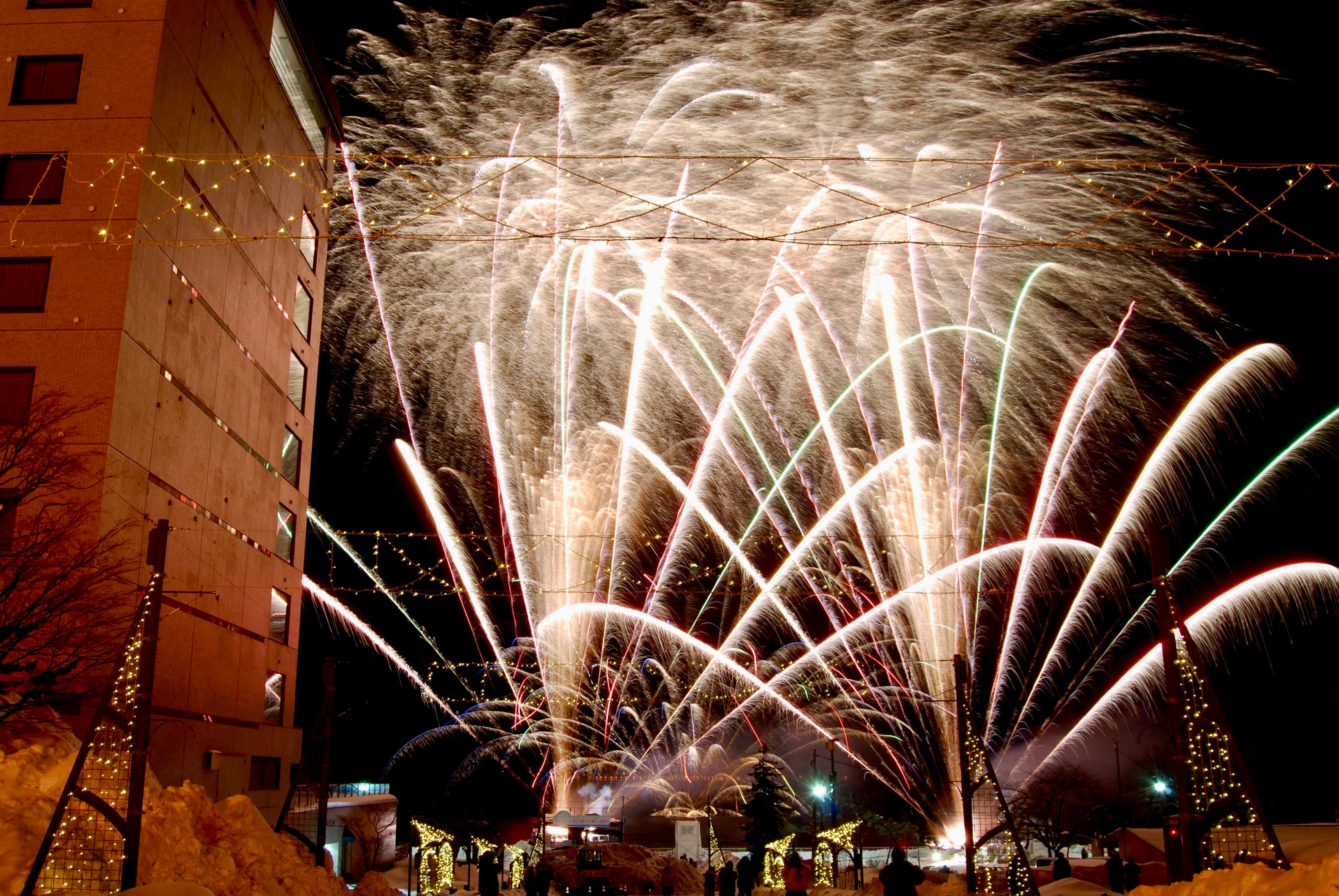 洞爺湖の夜空を彩る「冬花火」