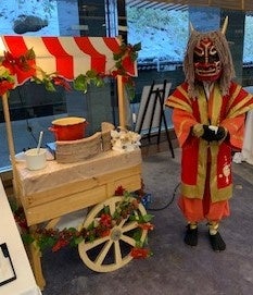 湯鬼神が温かくお出迎え！