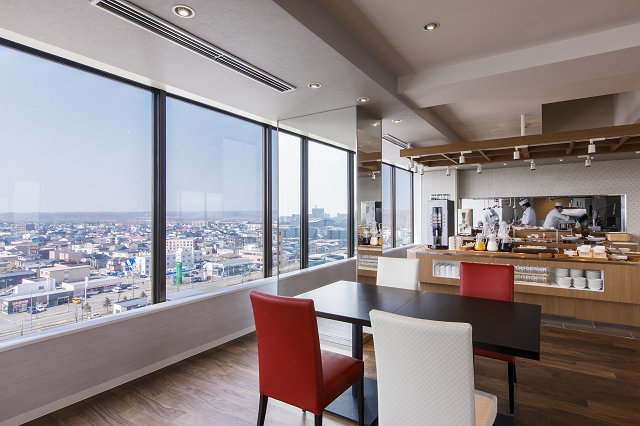朝食付きなら最上階レストランで和食膳とプチバイキングが楽しめます