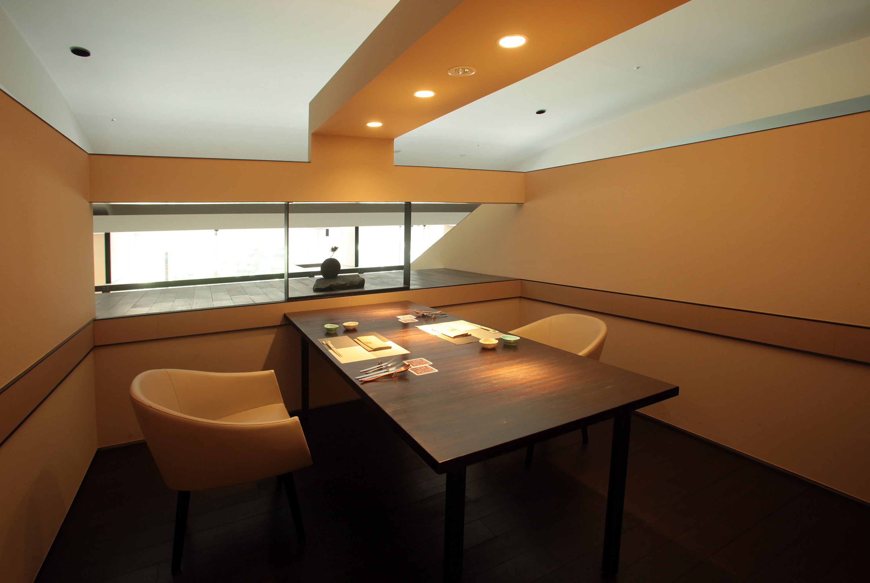 お食事会場一例～半個室～