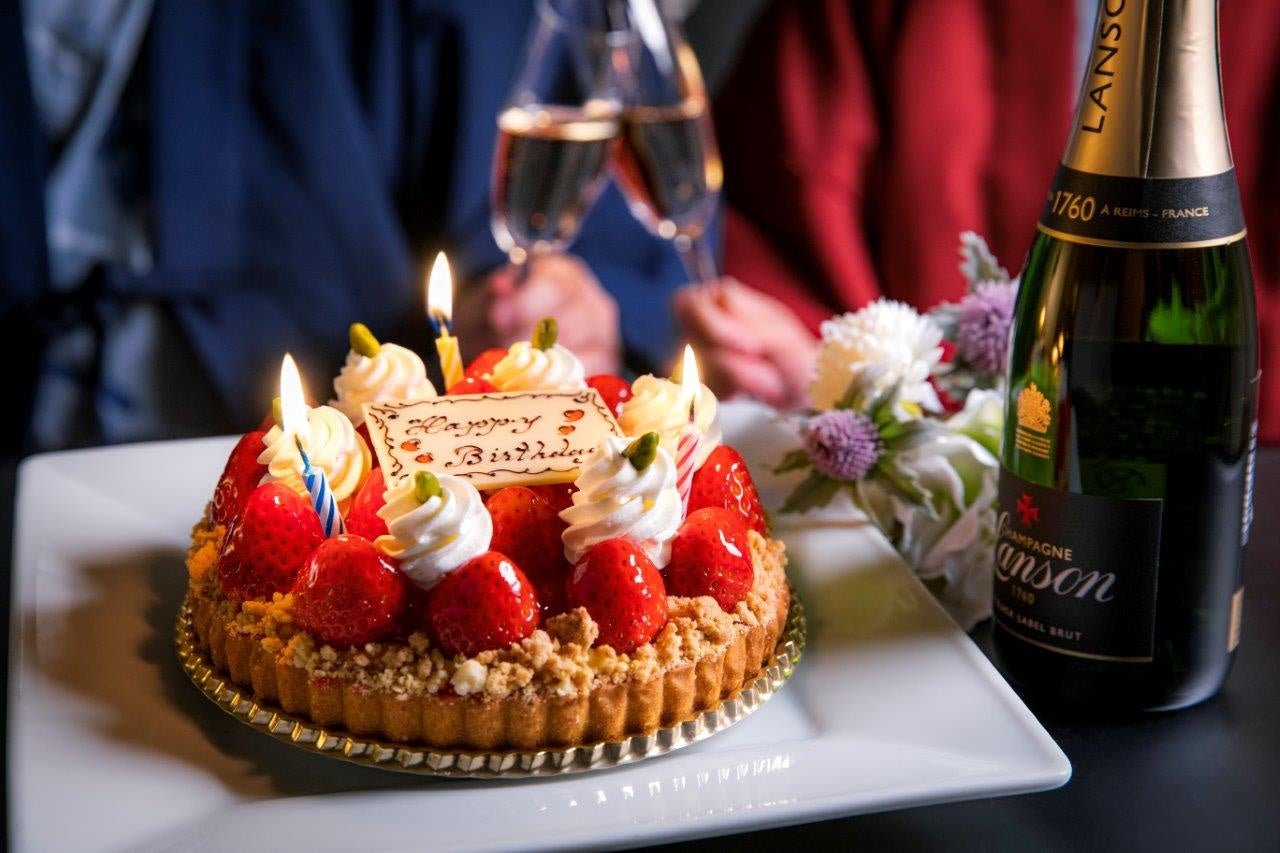 特製イチゴタルト5号とシャンパンでお祝い