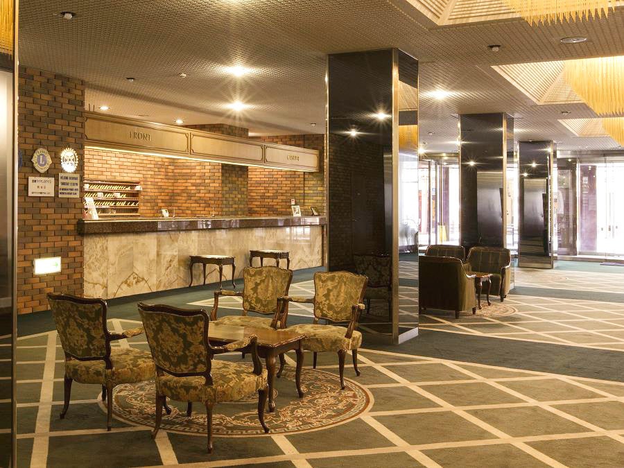 入口を入って右手にフロントがございます