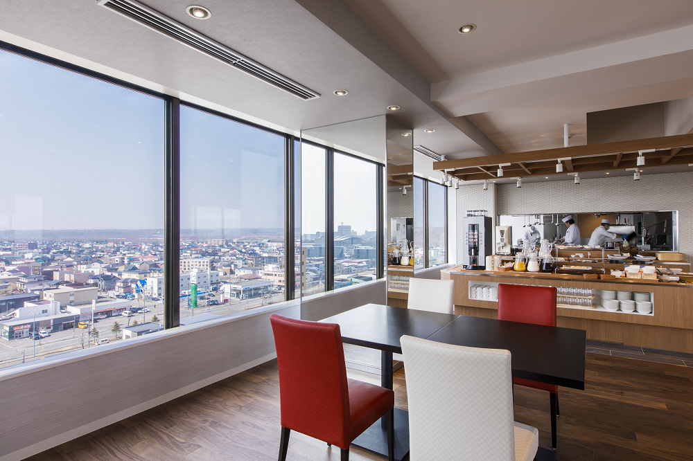 入口を入って三方が全面ガラス窓。開放感抜群のレストランです。