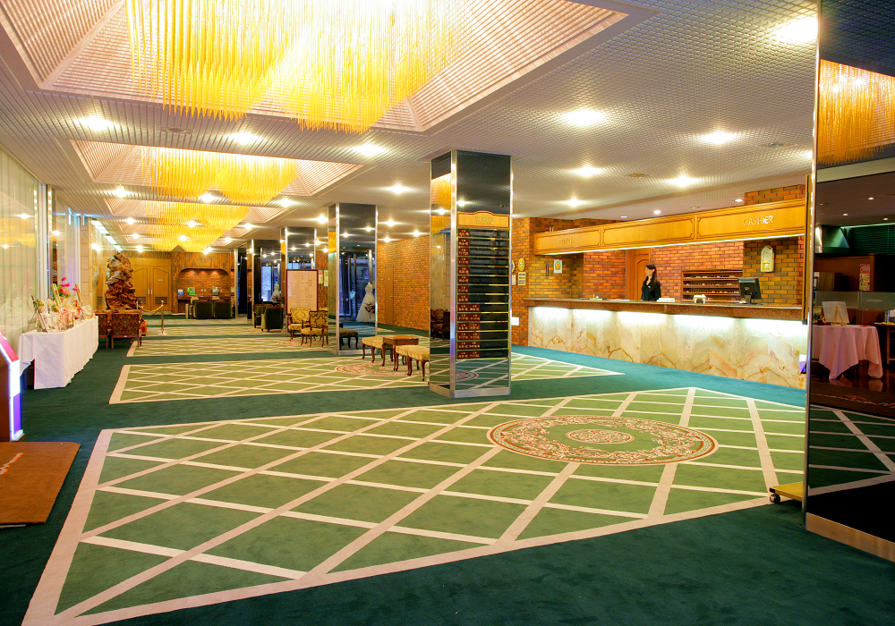 正面のガラス扉を入って、右手側にフロントがございます。