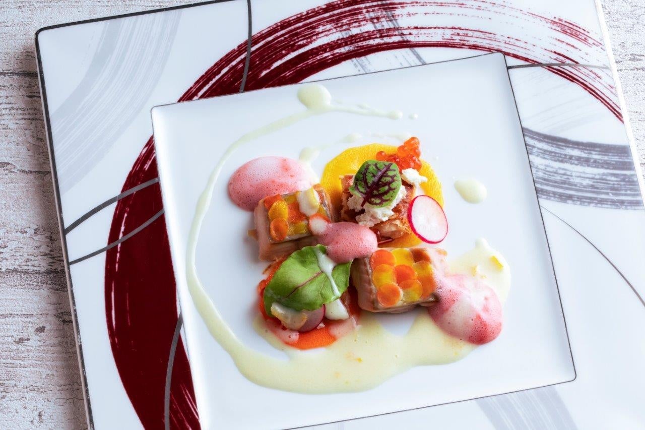 趣向を凝らしたお魚料理。料理長特製ソースでどうぞ。