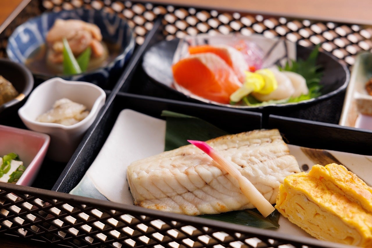 朝食は重箱スタイルで旬の焼き魚をお楽しみ下さい!