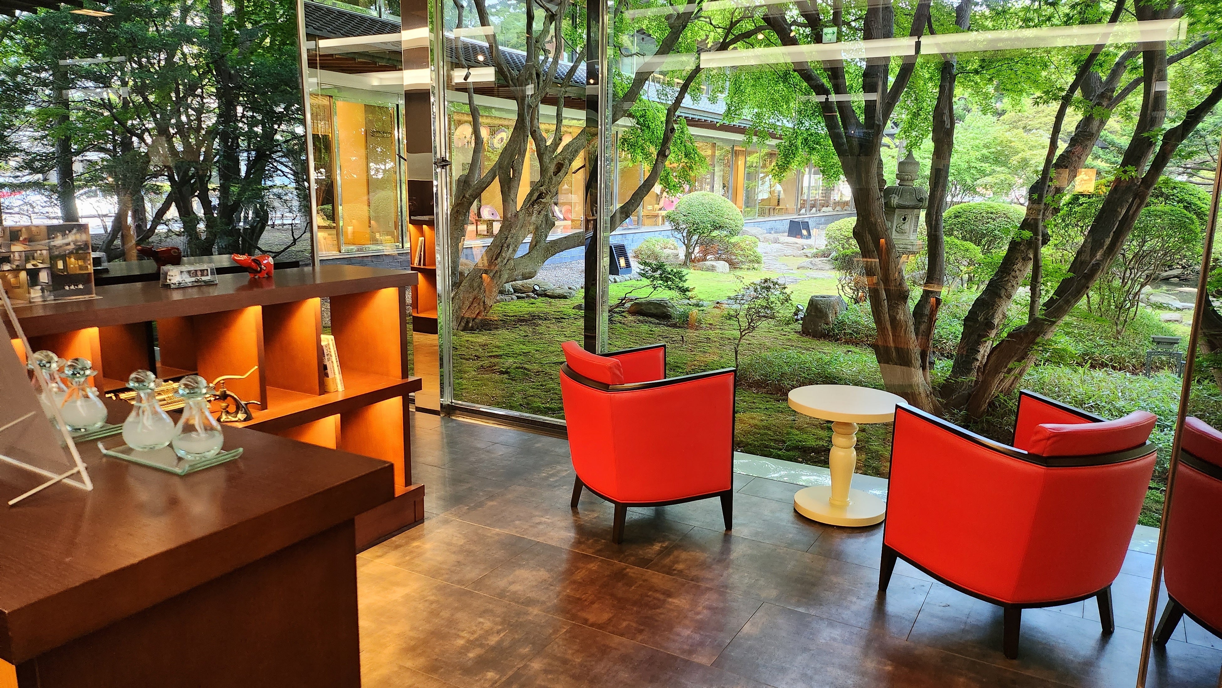 1階売店に併設している「サロン・のぐち文庫」