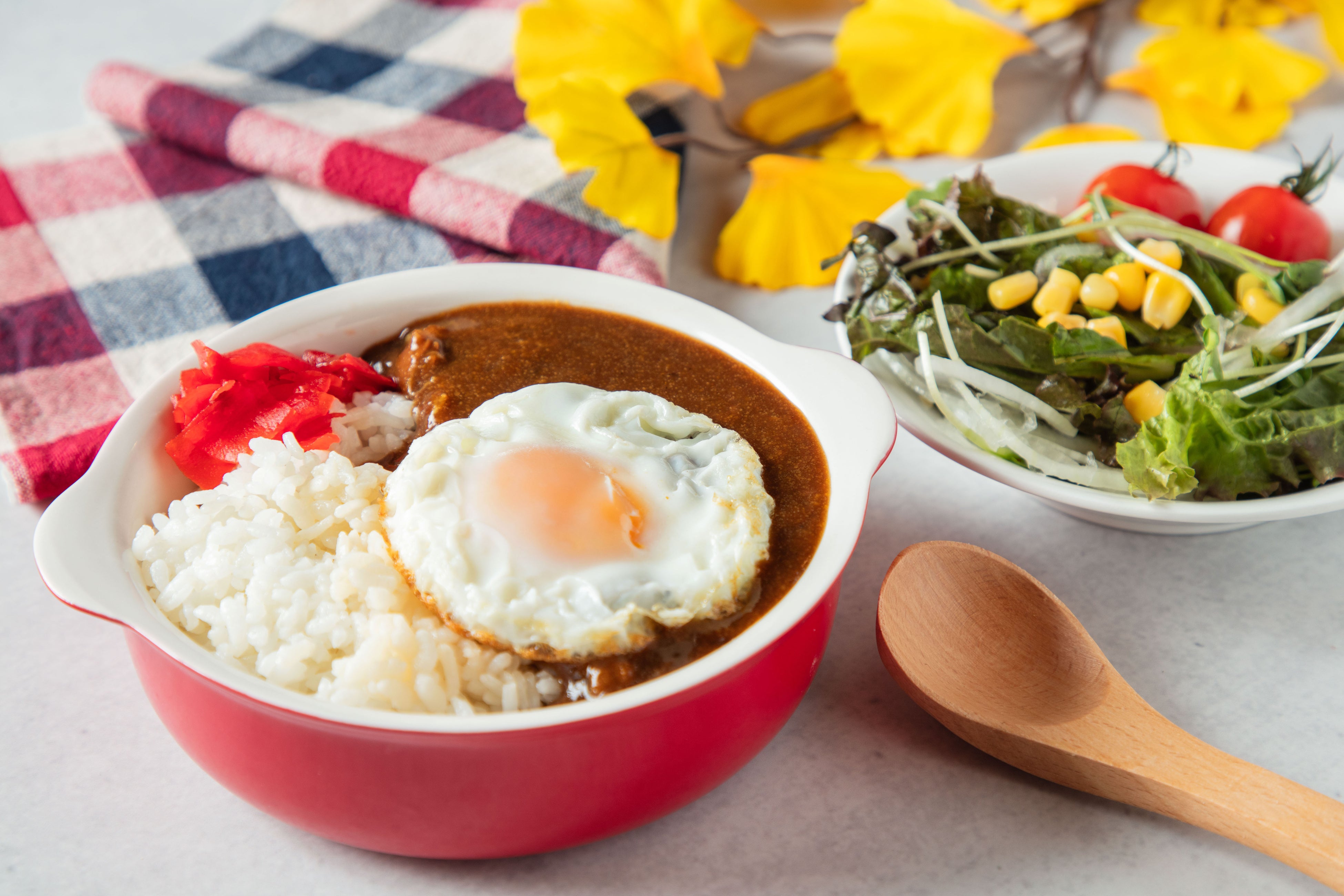 「牛すじ肉＆焦がしタマネギのフランス風カレー」はお子様にも大人気！