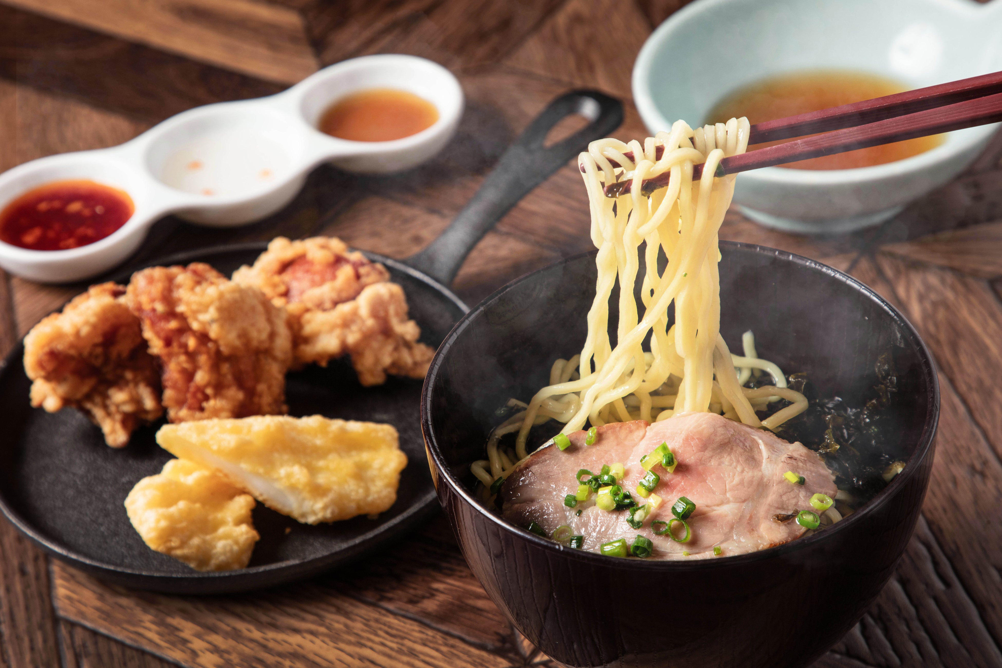 「イカの天ぷら＆鶏肉ザンギ」「函館えびしお岩海苔ラーメン」は一品ずつその場で作り立て！