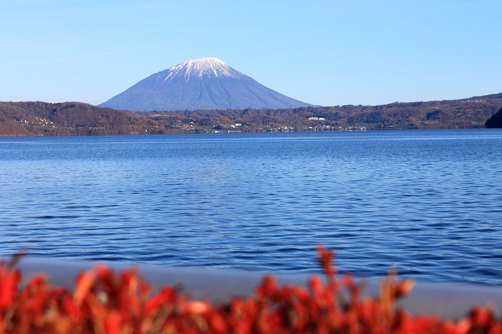 秋の洞爺湖は紅葉と真っ青な湖面のコントラストが見どころです。