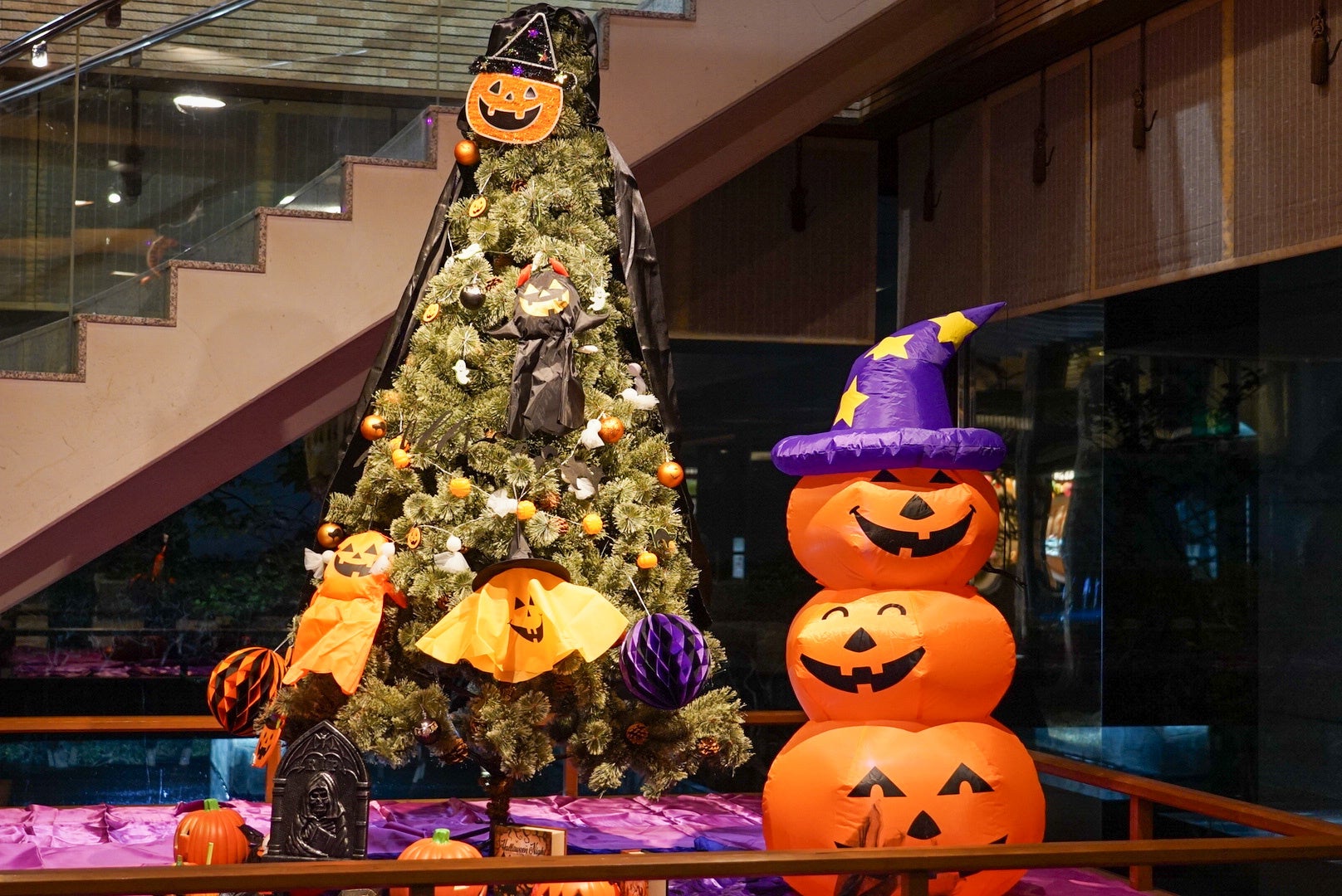マントと帽子でツリーもハロウィン気分