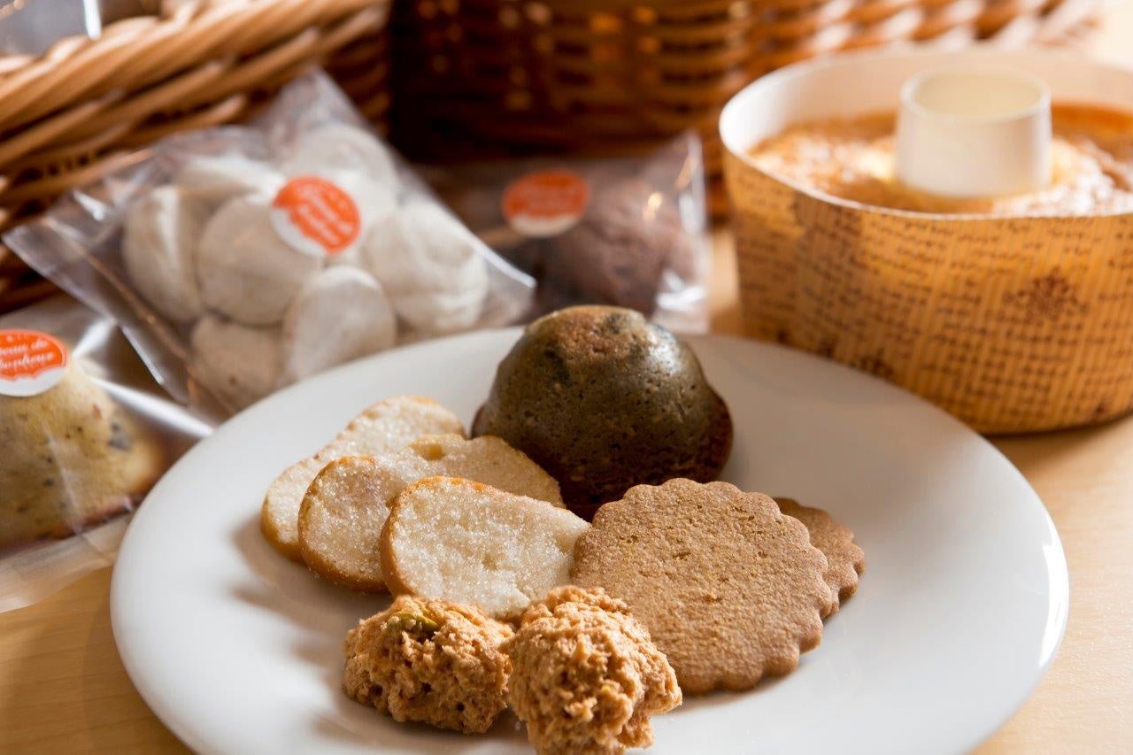 手作り焼き菓子もどうぞ。