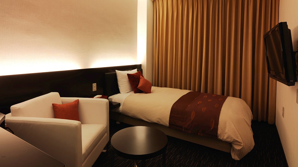 シングルルームにもテーブルセットがあるので、夕食を食べるスペースとしてご利用いただけます