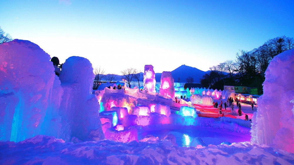 夜は色とりどりのライトが会場を彩ります