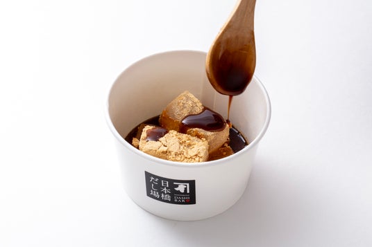 ふわっとだし香る!にんべんならではの和スイーツ 「だし入り黒蜜がけ わらび餅」 「日本橋だし場 本店」にて4月6日新発売 ふわっとだし香る!にんべんならではの和スイーツ 「だし入り黒蜜がけ わらび餅」 「日本橋だし場 本店」にて4月6日新発売