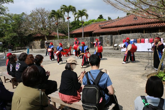 【実施報告】残波大獅子太鼓、おきなわワールドを拠点に活動30年 ランドセル贈呈セレモニーを開催 【実施報告】残波大獅子太鼓、おきなわワールドを拠点に活動30年 ランドセル贈呈セレモニーを開催